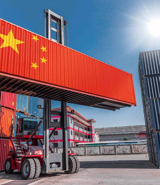 Conteneur au couleur de la chine sur un chariot élévateur dans un port